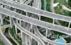 Chińskie skrzyżowanie niczym roller coaster