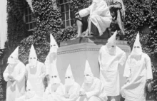 Najśmieszniejsze zdjęcia bardzo poważnych panów z Ku-Klux-Klanu