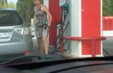 Dwie kobiety tankują samochód