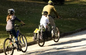 Burmistrz miasta da swoim mieszkańcom miesięczną pensję za jazdę na rowerze.