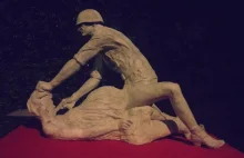Rzeźba z radzieckim żołnierzem gwałcącym kobietę. Postępowanie umorzone