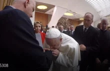 Papież Franciszek ucałował dłoń polskiej ofiary księdza pedofila