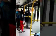 Jadący autobus z otwartymi drzwiami na oścież