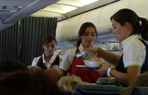 Sekretny język stewardes: Starsza mama, błękitny sok, gorący pokój