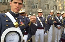 Kadet West Point z napisem"Komunizm wygra" pod czapką