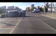 Rosja. Podczas wypadku przewraca się ciężarówka z żołnierzami.
