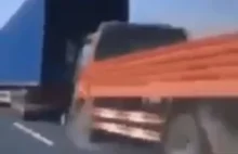 Wprasował ciężarówką auto z przodu w drugą ciężarówkę