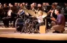 Mały perkusista z orkiestrą. Ma 3 lata.