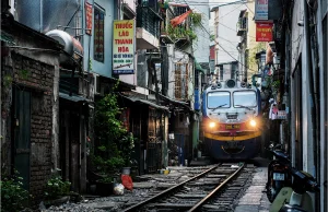 Hanoi: pociąg na podwórku!