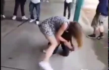 Nastolatek w rurkach uderza dziewczynę trenującą mma