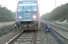 Zasnął na torach. Przejechał nad nim pociąg, a on nawet się nie obudził |...