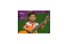 Dzieci z Korei Północnej grają na gitarach.