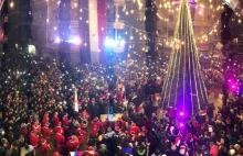 Tysiące ludzi świętuje na ulicach Aleppo.
