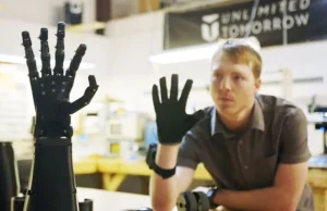 [ENG] 19-latek zbudował lepszą i tańszą protezę ręki niż dostepne na rynku