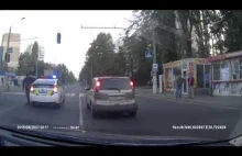 Reakcja ukraińskiego policjanta na widok staruszki na przejściu dla pieszych