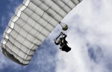 100. urodziny uczciła… skacząc ze spadochronem