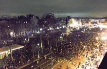 W Paryżu ludzie spontanicznie wychodzą na ulicę, na znak solidarności z ofiarami