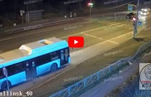 18-latek biegł ile sił na autobus. Na pasach rozjechała go kobieta...