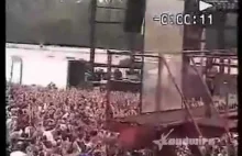 Skoki na tłum podczas koncertu