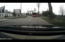 Kretyn wyprzedza autobus przed przejsciem dla pieszych