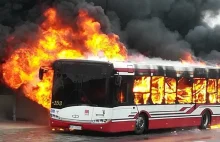 Miejski autobus płonie w centrum. FOTO. WIDEO