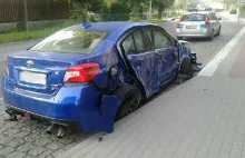 Subaru uderzyło w słup i znak drogowy. Kierowca i pasażer uciekli (ZDJĘCIA