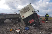 Wielkopolska: ciągnik rolniczy rozbity na przejeździe kolejowym