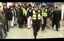 Muzułmańscy imigranci przybywają do UK.