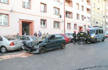 Wrocław - wypadek na Gajowej. Peugeot staranował sześć aut