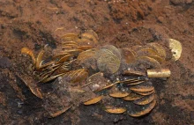 Blisko 700 zabytków w tym złote monety odkryto pod posadzką w bydgoskiej farze.
