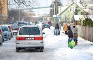 Biedni? Taksówkami i własnymi autami po paczki dla ubogich