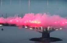 „Płonący” most Poniatowskiego. Flary i race na Marszu Niepodległości