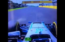 Lewis Hamilton pokazuje środowy palec - GP Węgier 2016 (wideo)