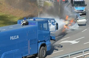 Policjanci jak strażacy. Wozem z armatką wodną ugasili płonący samochód!