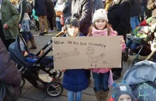 Marsz KOD:małe dziewczynki trzymają plakat zachęcający do zabójstwa Kaczyńskiego
