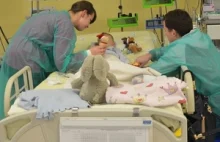 Dwuletni Adaś wyprowadzony z hipotermii wychodzi ze szpitala