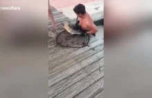 Mężczyzna złapał rekina gołymi rękami