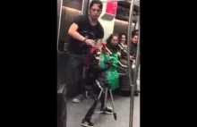 Szkielet-kukiełka coveruje Guns N' Roses w metrze