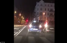 Jeden z taksówkarzy celowo uderza swoim samochodem w auto mieszkańca...