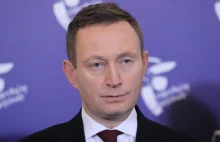 Wiceprezydent Warszawy oskarża rząd o zaśmiecanie. Internauci niszczą go memami