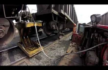 Wymiana osi z kołami w wózku kolejowym wagonu towarowego podczas postoju składu