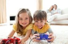 Rodzice pozwalają dzieciom grać w gry 18+ - czy to coś złego?