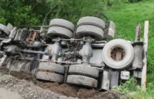 WĘGLÓWKA: Cysterna i wóz strażacki w rowie. Przyczyną osunięcie się ziemi