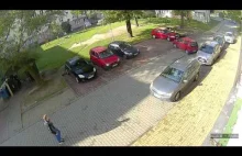 Kobieta wyjeżdża z parkingu