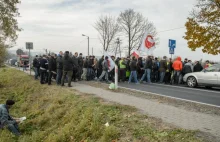 Sadownicy protestują. Wysypali jabłka przed Kancelarią Premiera. ZDJĘCIA