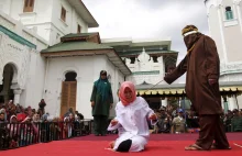 Indonezja: nieślubna para brutalnie wychłostana przed wiwatującym tłumem