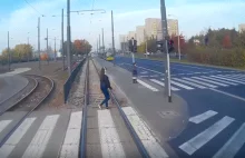 Weszła pod tramwaj idąc w słuchawkach (wideo