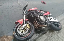 Poderwał motocykl na jedno koło, zderzył się z trzema samochodami. Groźny...