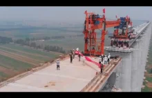 Chińczycy transportują przez wysokie góry gigantyczną łopatę śmigła