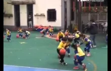 Przedszkolaki w tańcu synchronicznym z piłką do koszykówki. Chiny ;)